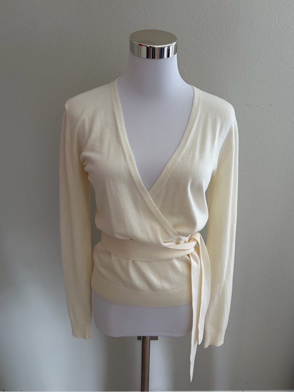🆕 NWOT Ann Taylor XS Cream Modern Wrap Sweater with Side Tie - Picture 2 of 6